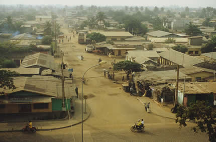 COTONOU ... Avenue de la Victoire vue de la terrasse de l'hôtel — Le Bénin