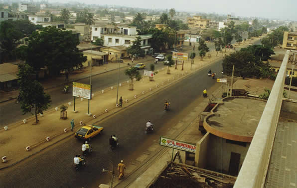 COTONOU ... Avenue de la Victoire vue de la terrasse de l'hôtel — Le Bénin