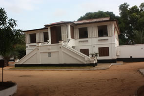 Ouidah traumatisée  ... "tristement" célèbre — Bénin et Togo