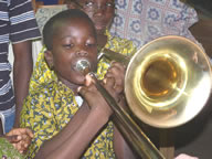 Dans l'atelier de lutherie — Rencontres africaines