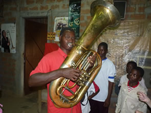 Dans l'atelier de lutherie — Rencontres africaines