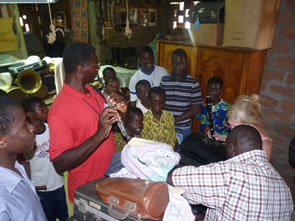 Dans l'atelier de lutherie — Rencontres africaines
