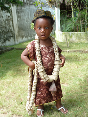 Mannequin en herbe — Sourires d’Afrique