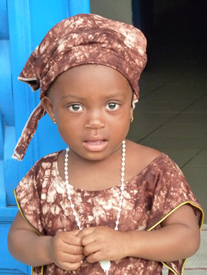 Mannequin en herbe — Sourires d’Afrique