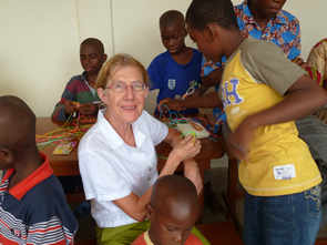 Des scoubidous-bidous, ahhhhh ! — Sourires d’Afrique