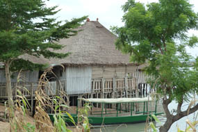 L'hôtel lacustre — Vie africaine