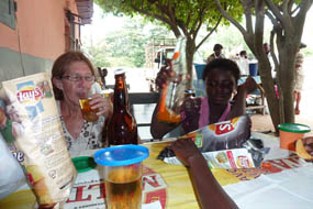 Un petit resto sympa — Vie africaine